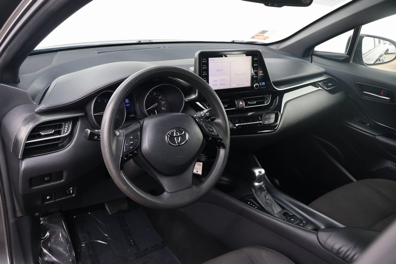 Toyota C-HR Vehicle Full-screen Gallery Image 16