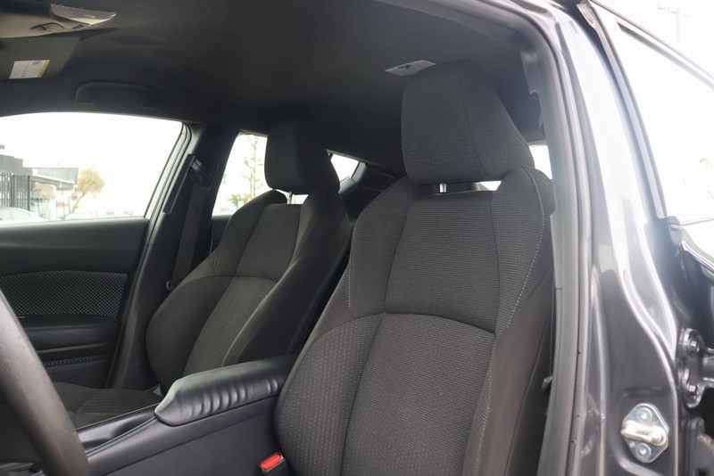 Toyota C-HR Vehicle Full-screen Gallery Image 17