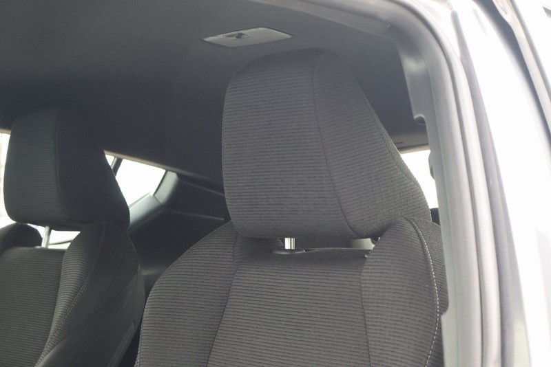 Toyota C-HR Vehicle Full-screen Gallery Image 18