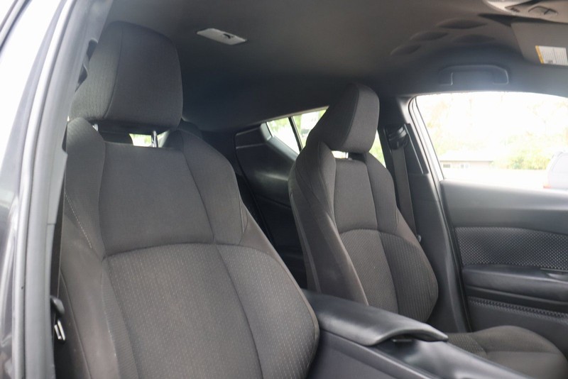 Toyota C-HR Vehicle Full-screen Gallery Image 20