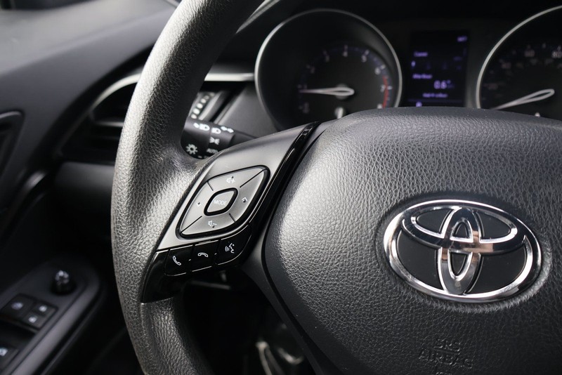 Toyota C-HR Vehicle Full-screen Gallery Image 25