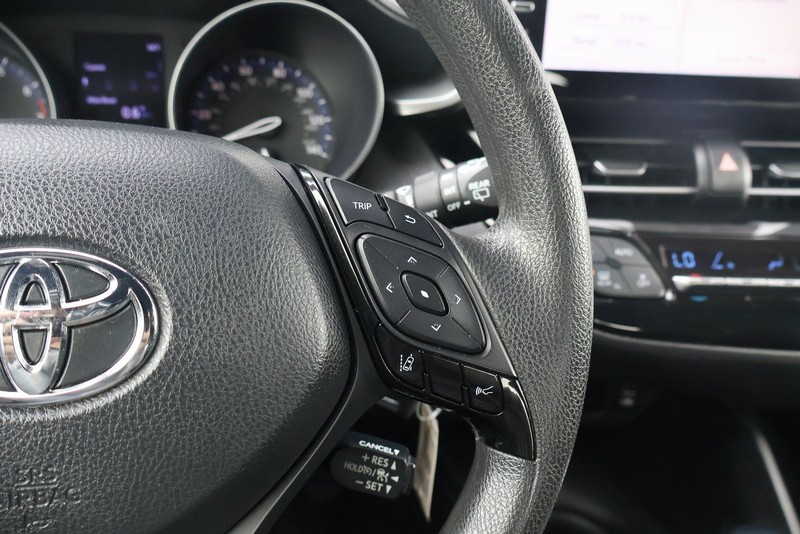 Toyota C-HR Vehicle Full-screen Gallery Image 26