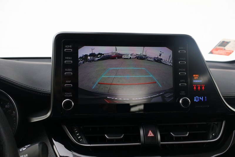 Toyota C-HR Vehicle Full-screen Gallery Image 29