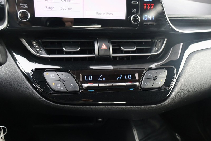 Toyota C-HR Vehicle Full-screen Gallery Image 30