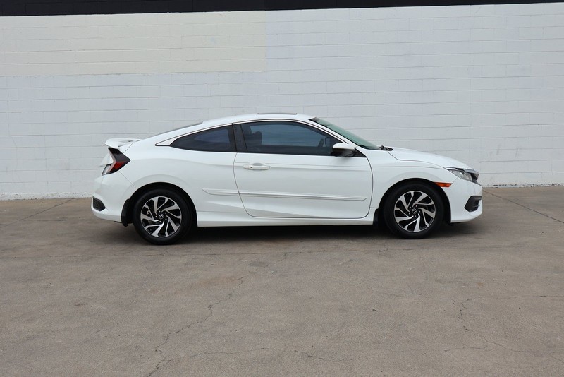 Honda Civic Coupe Vehicle Full-screen Gallery Image 04