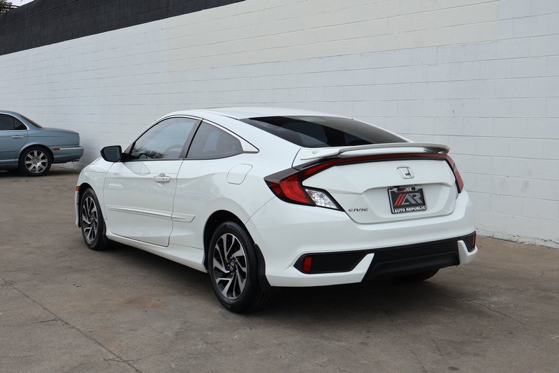 Honda Civic Coupe Vehicle Full-screen Gallery Image 09