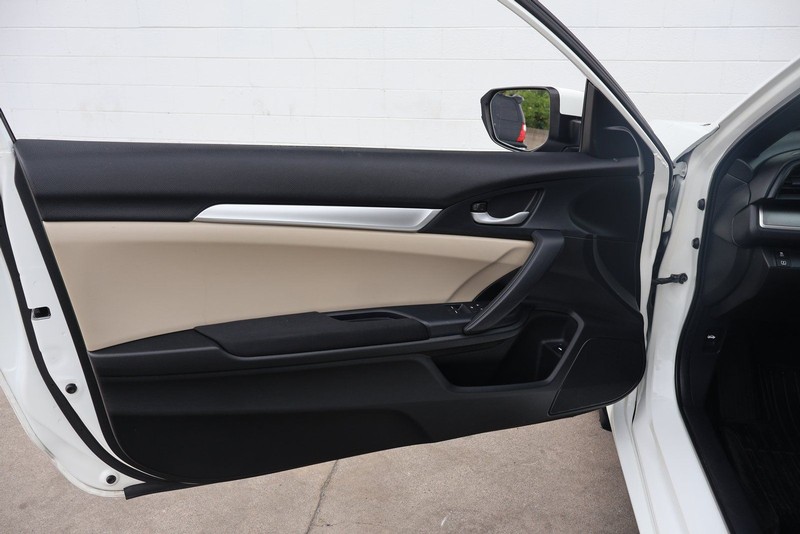 Honda Civic Coupe Vehicle Full-screen Gallery Image 14