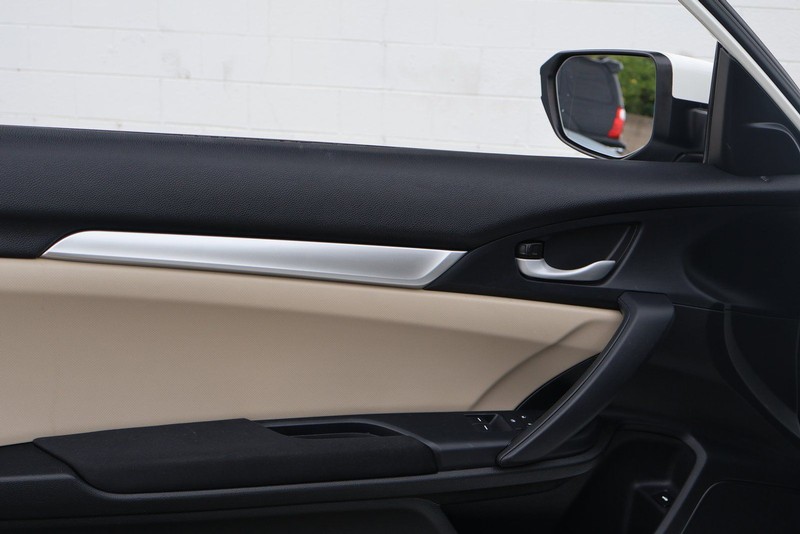 Honda Civic Coupe Vehicle Full-screen Gallery Image 15