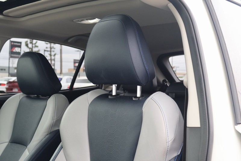 Subaru Crosstrek Vehicle Full-screen Gallery Image 18