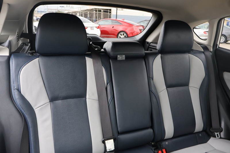 Subaru Crosstrek Vehicle Full-screen Gallery Image 21