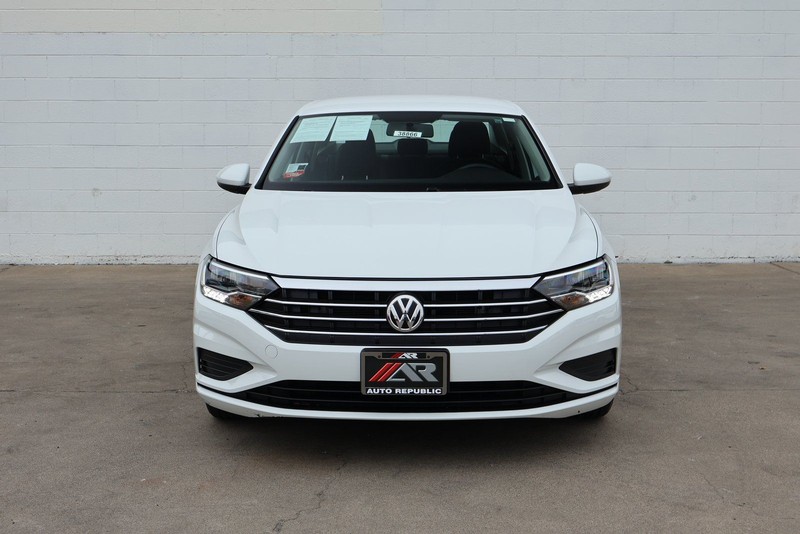 Volkswagen Jetta Vehicle Full-screen Gallery Image 02