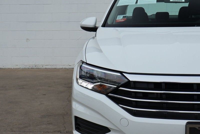 Volkswagen Jetta Vehicle Full-screen Gallery Image 03