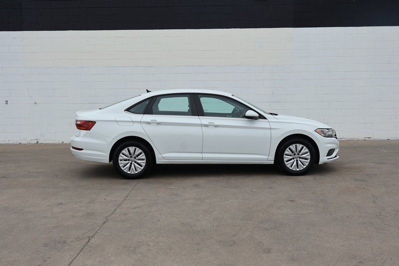 Volkswagen Jetta Vehicle Full-screen Gallery Image 04