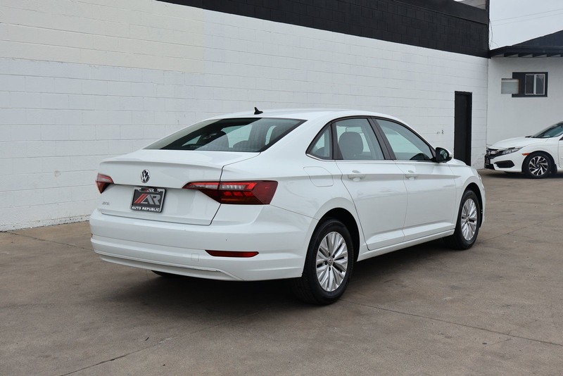 Volkswagen Jetta Vehicle Full-screen Gallery Image 05