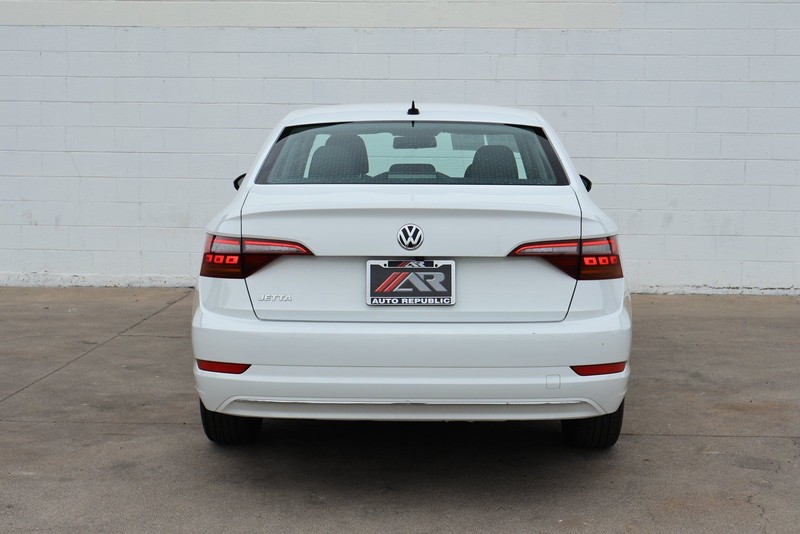 Volkswagen Jetta Vehicle Full-screen Gallery Image 06