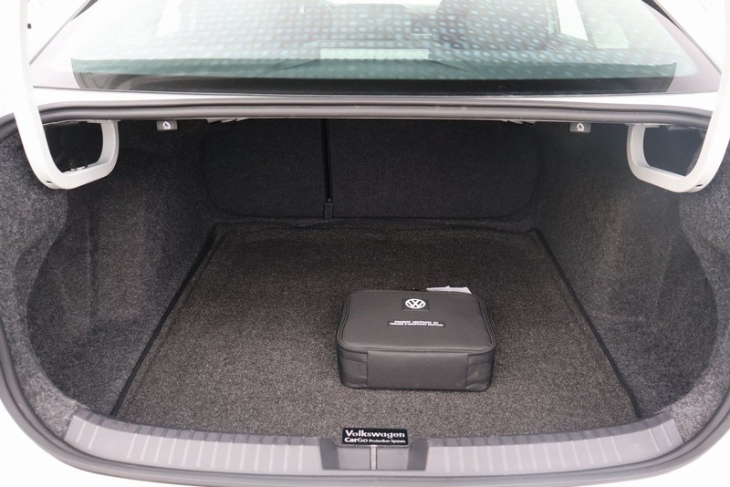 Volkswagen Jetta Vehicle Full-screen Gallery Image 08