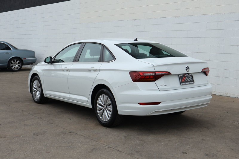 Volkswagen Jetta Vehicle Full-screen Gallery Image 09