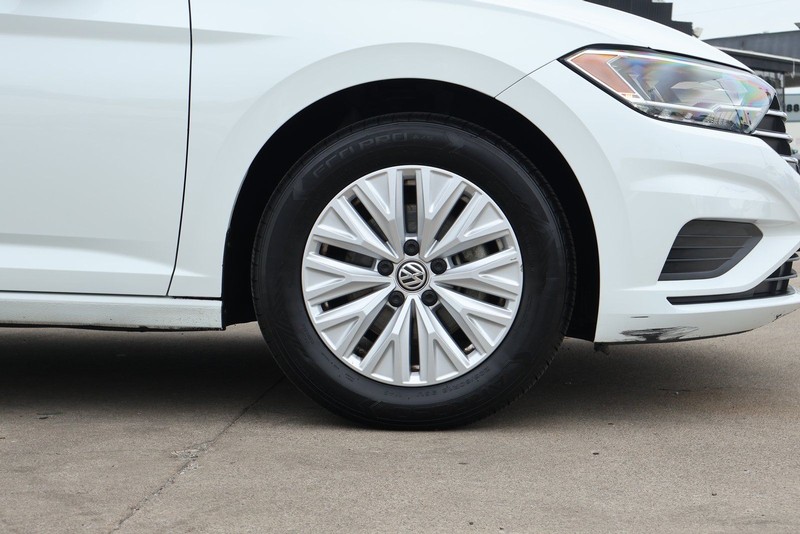 Volkswagen Jetta Vehicle Full-screen Gallery Image 13