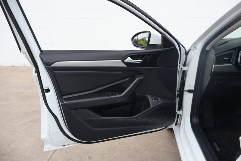 Volkswagen Jetta Vehicle Full-screen Gallery Image 14