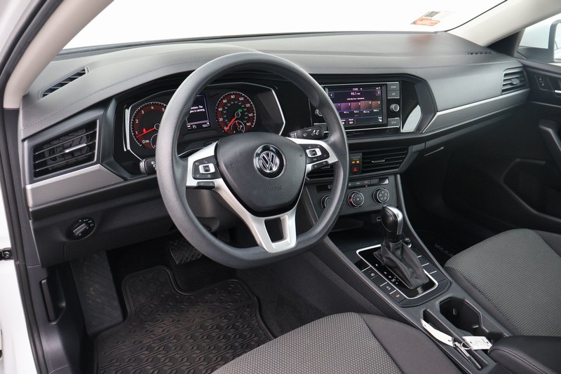 Volkswagen Jetta Vehicle Full-screen Gallery Image 16