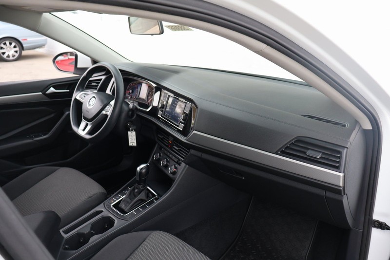 Volkswagen Jetta Vehicle Full-screen Gallery Image 19