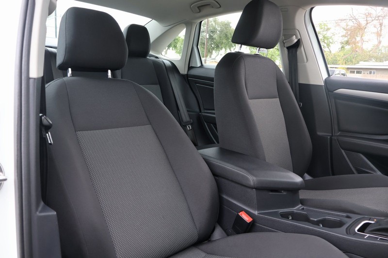 Volkswagen Jetta Vehicle Full-screen Gallery Image 20