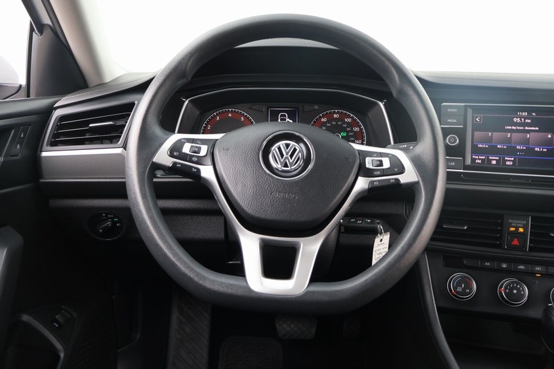 Volkswagen Jetta Vehicle Full-screen Gallery Image 24
