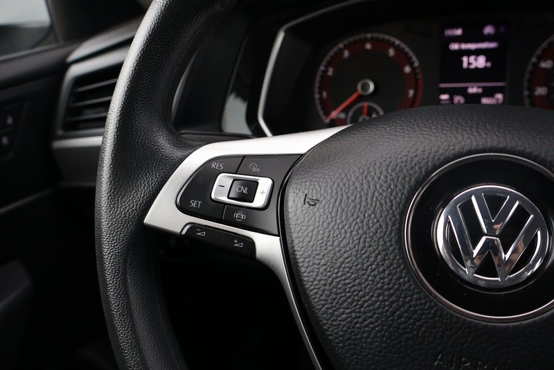 Volkswagen Jetta Vehicle Full-screen Gallery Image 25