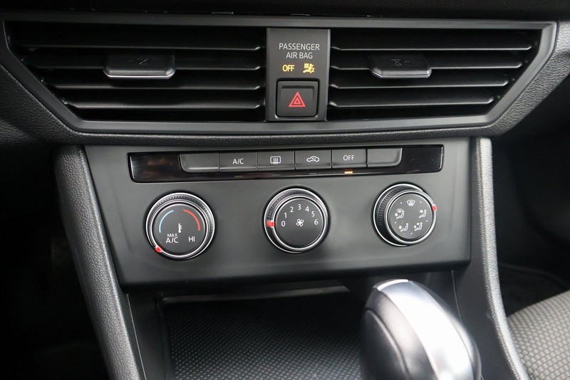 Volkswagen Jetta Vehicle Full-screen Gallery Image 30