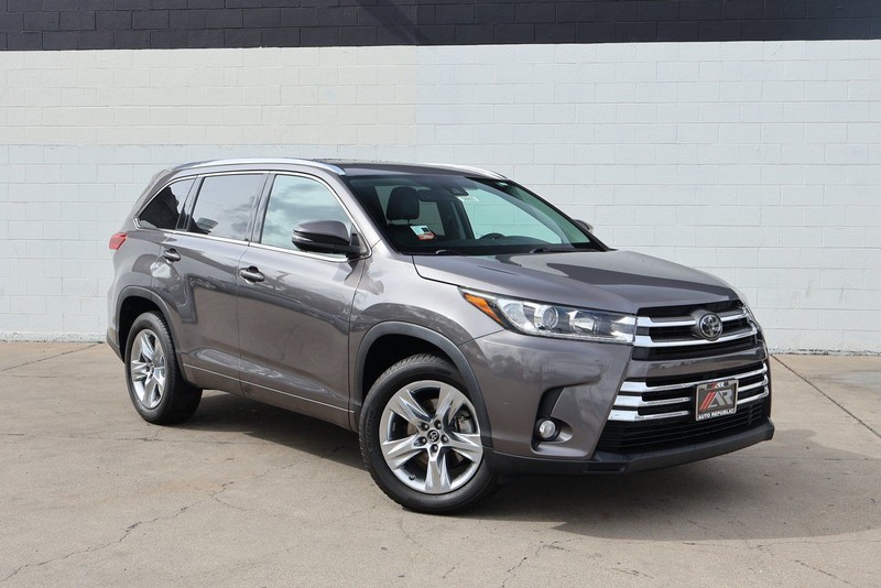 Toyota Highlander Vehicle Full-screen Gallery Image 01