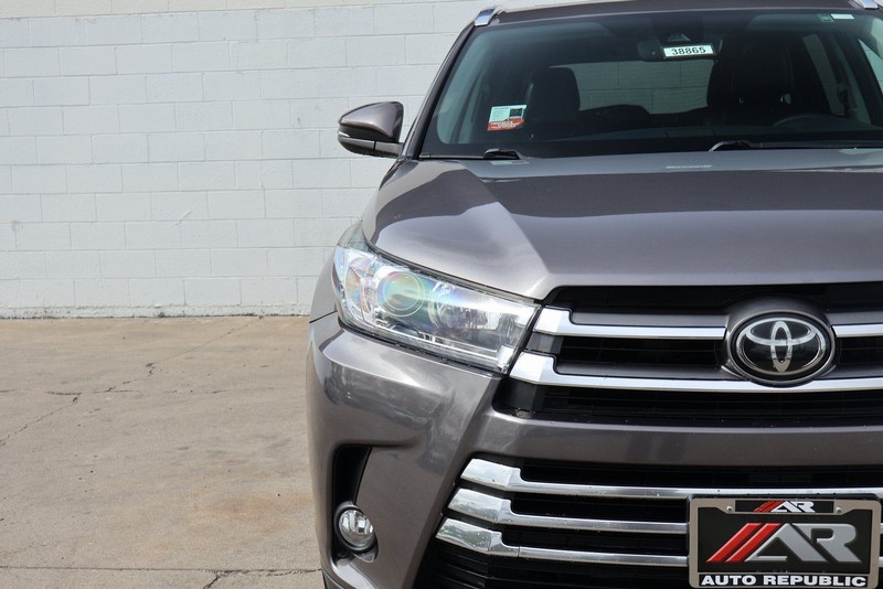 Toyota Highlander Vehicle Full-screen Gallery Image 03