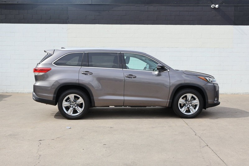 Toyota Highlander Vehicle Full-screen Gallery Image 04