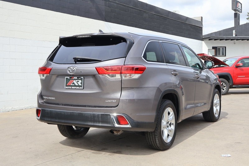 Toyota Highlander Vehicle Full-screen Gallery Image 05