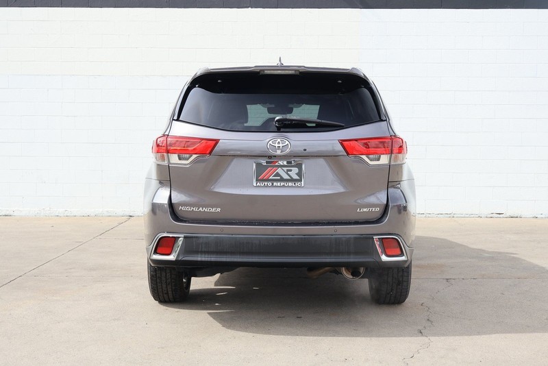 Toyota Highlander Vehicle Full-screen Gallery Image 06