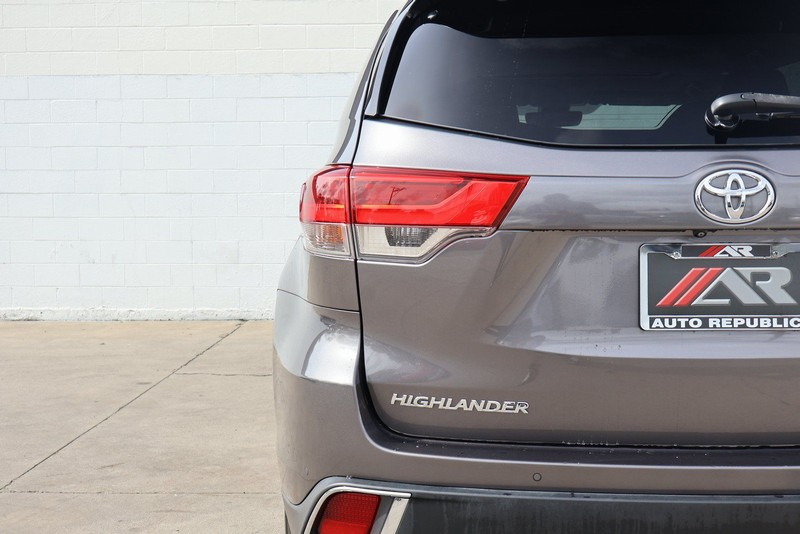 Toyota Highlander Vehicle Full-screen Gallery Image 07