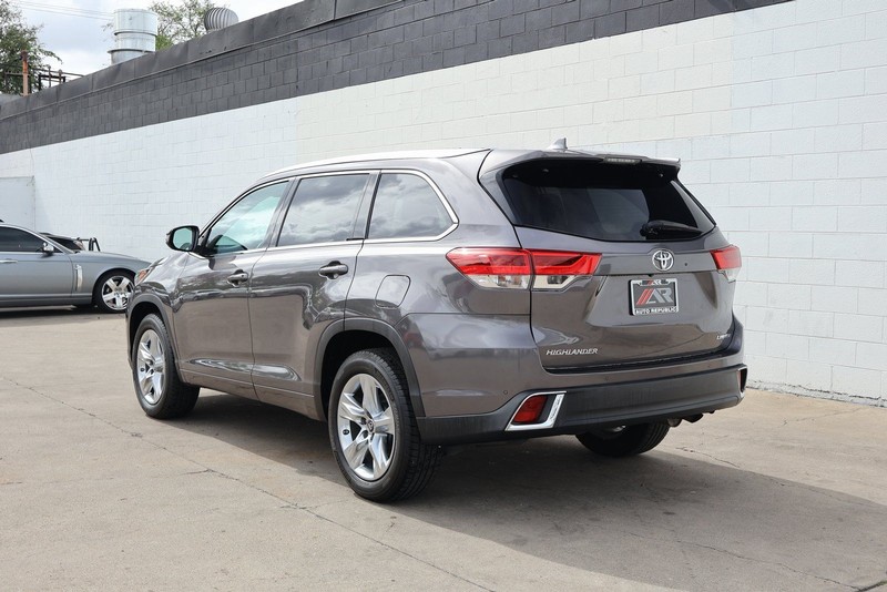 Toyota Highlander Vehicle Full-screen Gallery Image 10