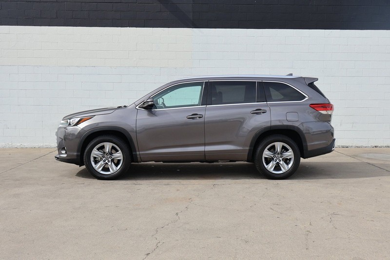 Toyota Highlander Vehicle Full-screen Gallery Image 11