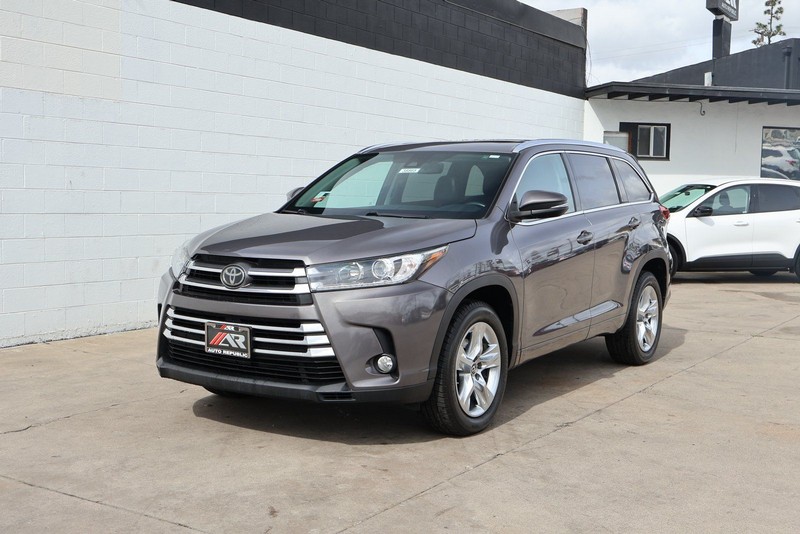 Toyota Highlander Vehicle Full-screen Gallery Image 12