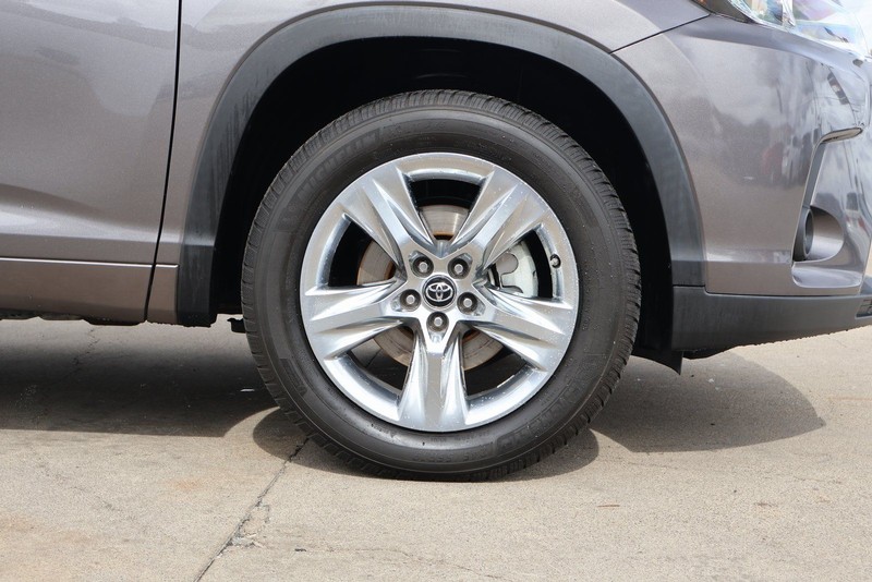 Toyota Highlander Vehicle Full-screen Gallery Image 14