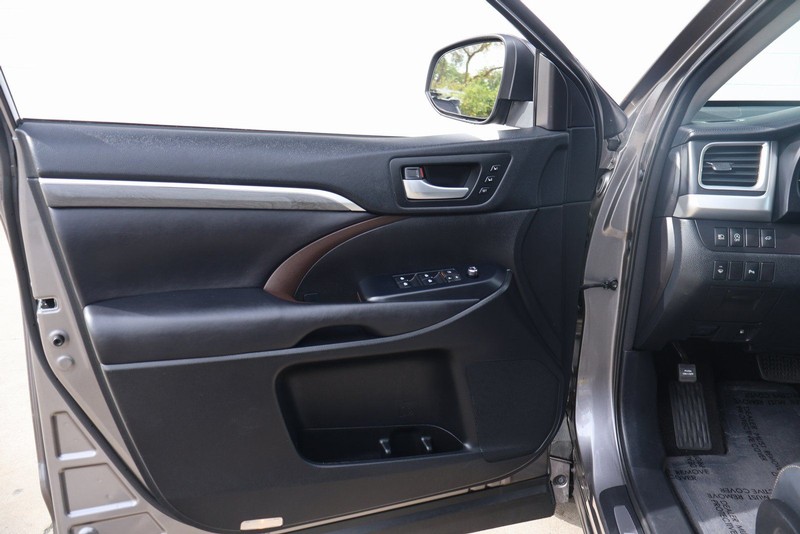 Toyota Highlander Vehicle Full-screen Gallery Image 15