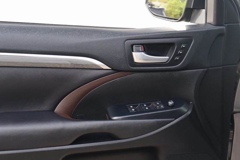Toyota Highlander Vehicle Full-screen Gallery Image 16