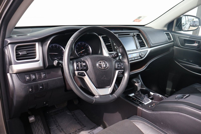 Toyota Highlander Vehicle Full-screen Gallery Image 17