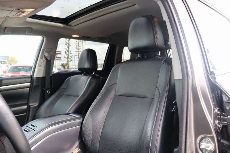 Toyota Highlander Vehicle Full-screen Gallery Image 18