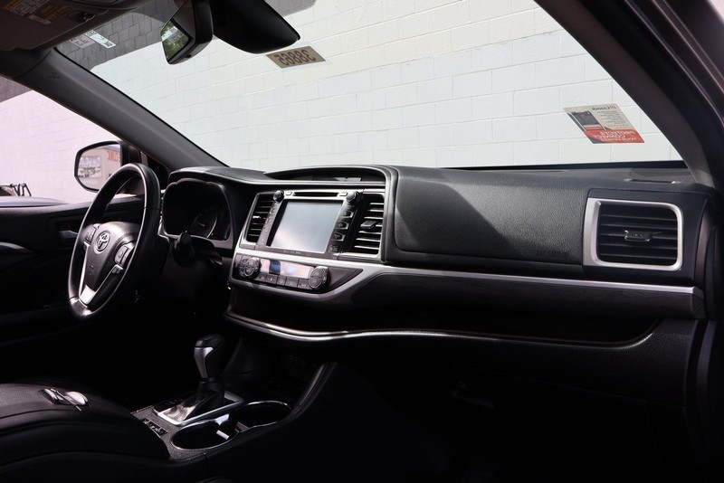 Toyota Highlander Vehicle Full-screen Gallery Image 20