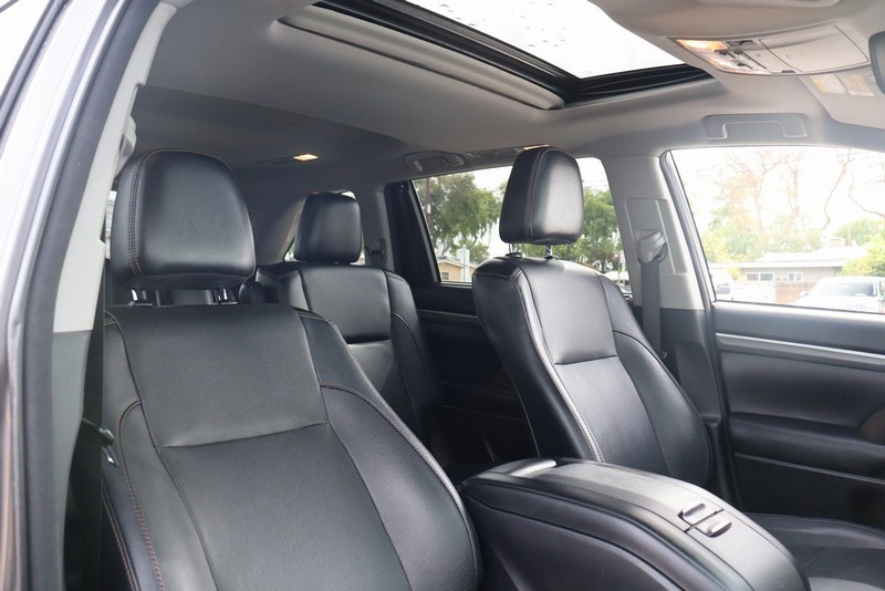 Toyota Highlander Vehicle Full-screen Gallery Image 21