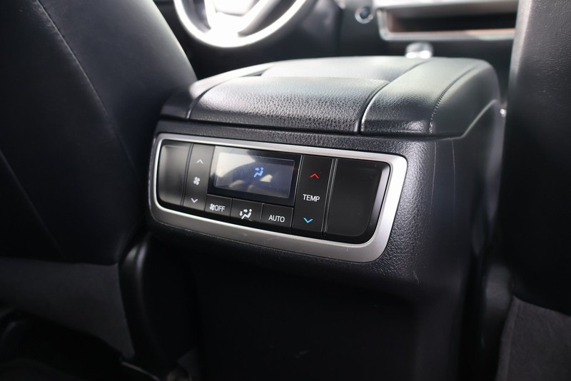 Toyota Highlander Vehicle Full-screen Gallery Image 24