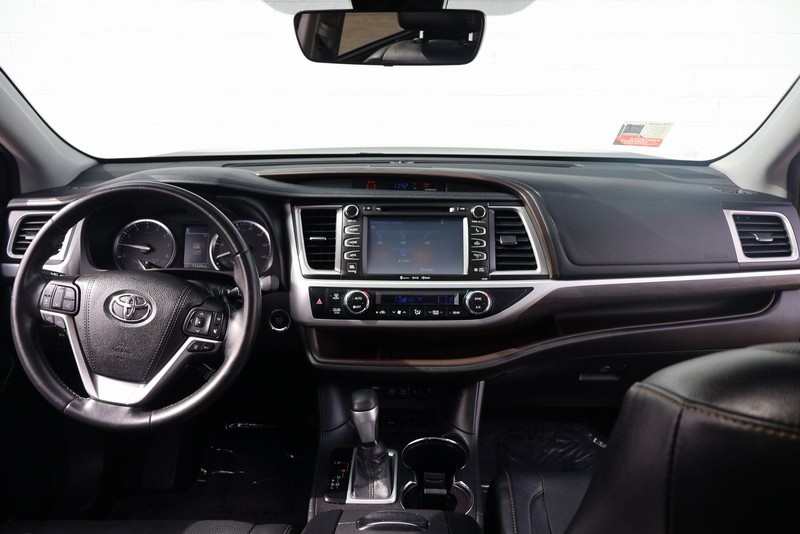 Toyota Highlander Vehicle Full-screen Gallery Image 25