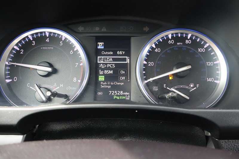 Toyota Highlander Vehicle Full-screen Gallery Image 26