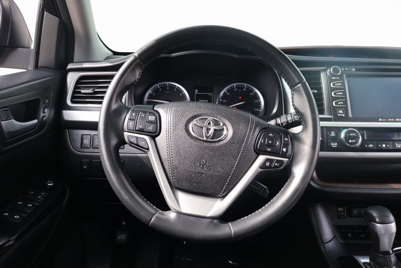 Toyota Highlander Vehicle Full-screen Gallery Image 27