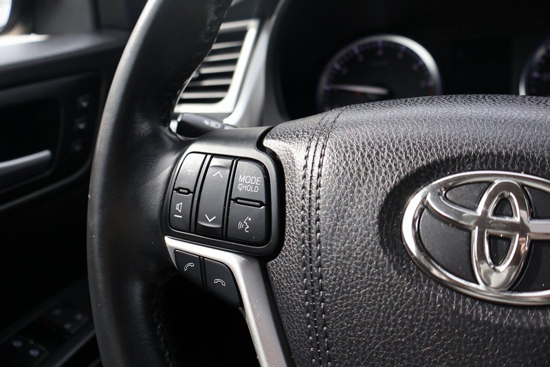 Toyota Highlander Vehicle Full-screen Gallery Image 28